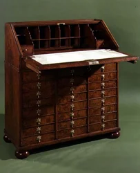 Bureau med små skuffer, åpnet, ca. 1710 (valnøtt)